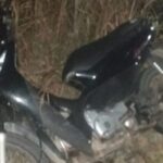 Personal del Comando de Patrullas de San Nicolás de los Arroyos logró recuperar una motocicleta que había sido robada apenas minutos antes. El rodado fue encontrado abandonado en un terreno descampado luego de que el delincuente escapara corriendo para evitar ser detenido.