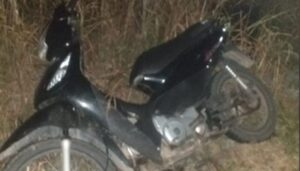 Personal del Comando de Patrullas de San Nicolás de los Arroyos logró recuperar una motocicleta que había sido robada apenas minutos antes. El rodado fue encontrado abandonado en un terreno descampado luego de que el delincuente escapara corriendo para evitar ser detenido.