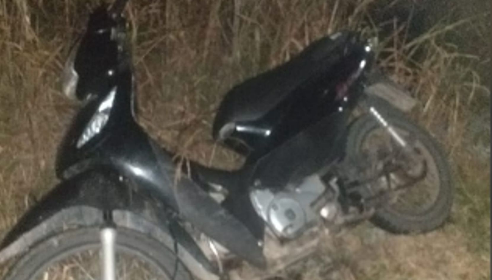 Personal del Comando de Patrullas de San Nicolás de los Arroyos logró recuperar una motocicleta que había sido robada apenas minutos antes. El rodado fue encontrado abandonado en un terreno descampado luego de que el delincuente escapara corriendo para evitar ser detenido.