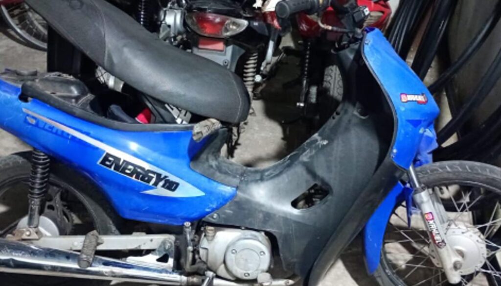 Efectivos de la Policía Local de San Nicolás lograron recuperar una motocicleta robada y detener a un hombre que intentó escapar al momento de ser identificado durante un operativo realizado en la ciudad de San Nicolás de los Arroyos.