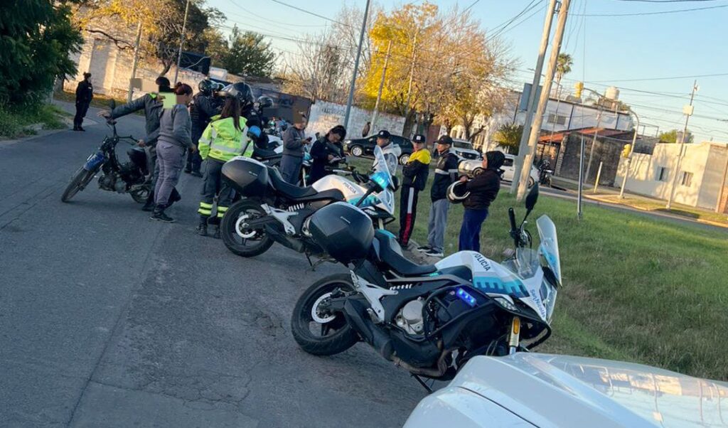El municipio de San Nicolás de los Arroyos continúa reforzando la lucha contra la delincuencia con importantes operativos de saturación en distintos barrios de la ciudad. En esta oportunidad, las fuerzas de seguridad desplegaron un amplio procedimiento en la zona sur con el objetivo de desarticular bandas delictivas y llevar mayor tranquilidad a los vecinos.
