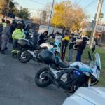 El municipio de San Nicolás de los Arroyos continúa reforzando la lucha contra la delincuencia con importantes operativos de saturación en distintos barrios de la ciudad. En esta oportunidad, las fuerzas de seguridad desplegaron un amplio procedimiento en la zona sur con el objetivo de desarticular bandas delictivas y llevar mayor tranquilidad a los vecinos.