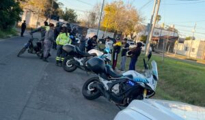 El municipio de San Nicolás de los Arroyos continúa reforzando la lucha contra la delincuencia con importantes operativos de saturación en distintos barrios de la ciudad. En esta oportunidad, las fuerzas de seguridad desplegaron un amplio procedimiento en la zona sur con el objetivo de desarticular bandas delictivas y llevar mayor tranquilidad a los vecinos.