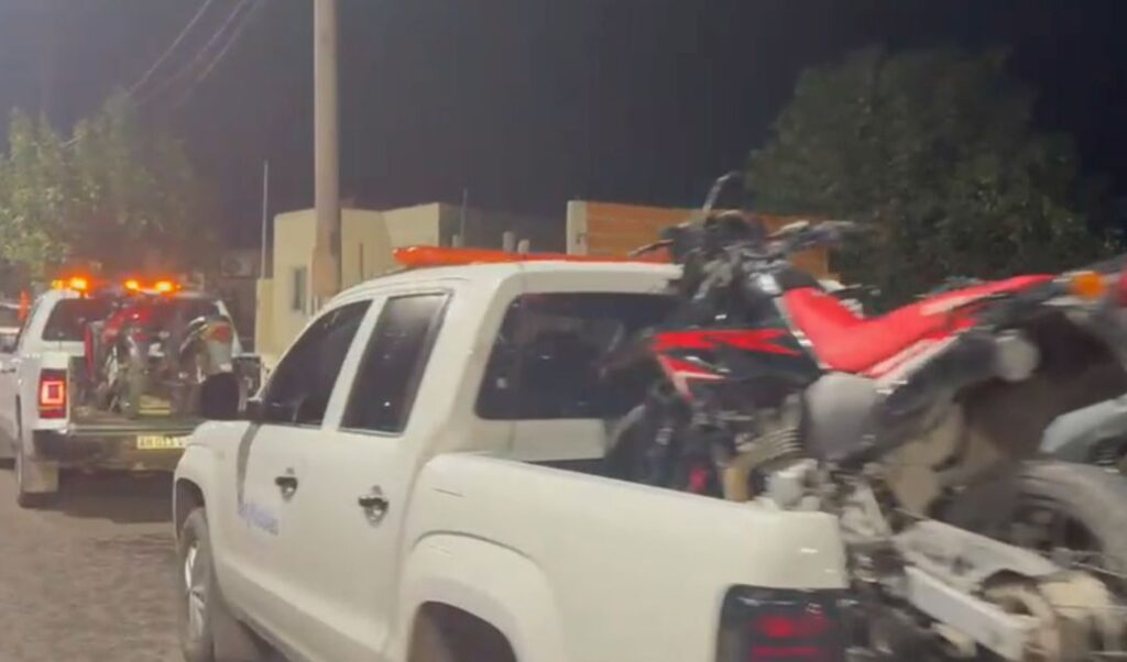 Continúan los megaoperativos de saturación en distintos barrios de San Nicolás con el objetivo de desarticular grupos de motociclistas que generan ruidos molestos y alteraciones en la vía pública. Desde el municipio advirtieron que muchas de las motos secuestradas presentan modificaciones ilegales, como escapes libres, y podrían ser compactadas por disposición municipal.