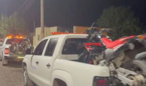 Continúan los megaoperativos de saturación en distintos barrios de San Nicolás con el objetivo de desarticular grupos de motociclistas que generan ruidos molestos y alteraciones en la vía pública. Desde el municipio advirtieron que muchas de las motos secuestradas presentan modificaciones ilegales, como escapes libres, y podrían ser compactadas por disposición municipal.