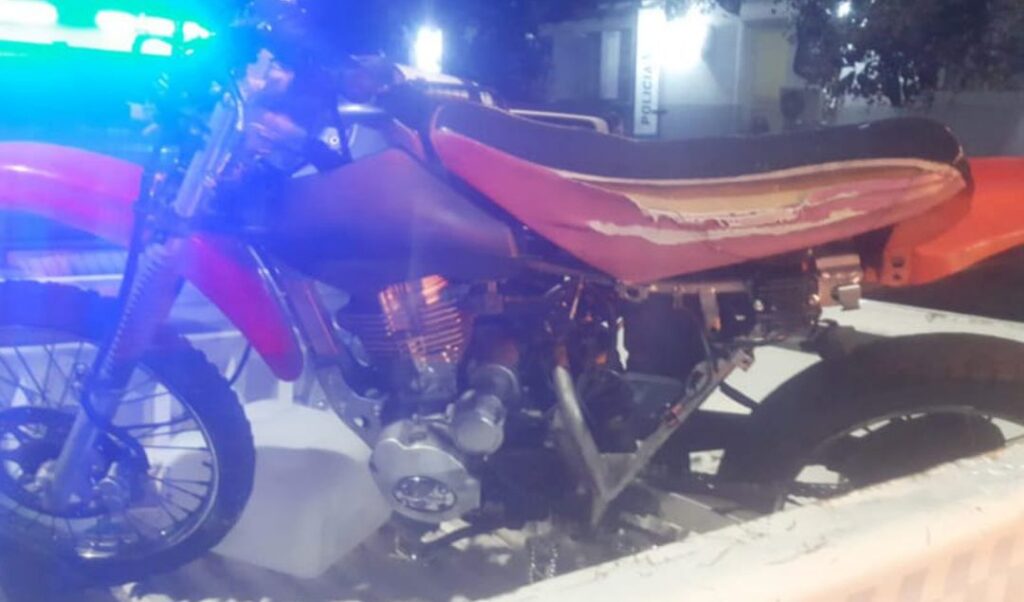 Una intensa persecución policial se registró el pasado 16 de mayo por la ciudad, luego de que dos adolescentes intentaran escapar de efectivos del Comando de Patrullas cuando iban a ser identificados mientras circulaban en una motocicleta sin patente.
