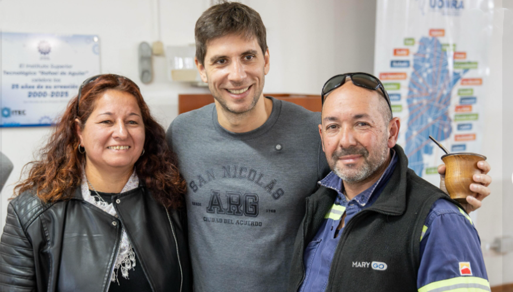 El intendente de San Nicolás de los Arroyos, Santiago Passaglia, participó de una nueva jornada de firma de escrituras junto a vecinos de distintos barrios de la ciudad, en un acto que permitió avanzar a 91 familias hacia la regularización definitiva de sus viviendas.