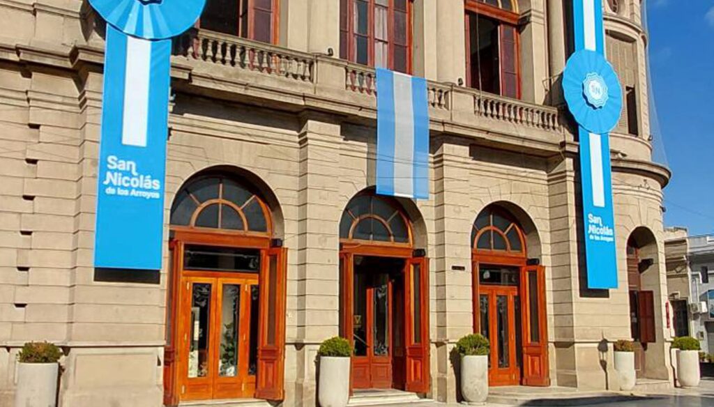 La ciudad de San Nicolás de los Arroyos continúa viviendo a pleno el espíritu patrio del mes de mayo y ahora fue el histórico Teatro Municipal Rafael de Aguiar el que se vistió de celeste y blanco como parte de la transformación visual impulsada por el municipio.