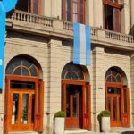 La ciudad de San Nicolás de los Arroyos continúa viviendo a pleno el espíritu patrio del mes de mayo y ahora fue el histórico Teatro Municipal Rafael de Aguiar el que se vistió de celeste y blanco como parte de la transformación visual impulsada por el municipio.
