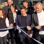 El gobernador de la provincia de Buenos Aires, Axel Kicillof, visitó este viernes la ciudad de Ramallo con motivo de la inauguración de una nueva sede del Banco Provincia. Durante la jornada estuvo acompañado por el intendente local, Mauro Poletti, junto a funcionarios provinciales y municipales que formaron parte de la comitiva oficial.