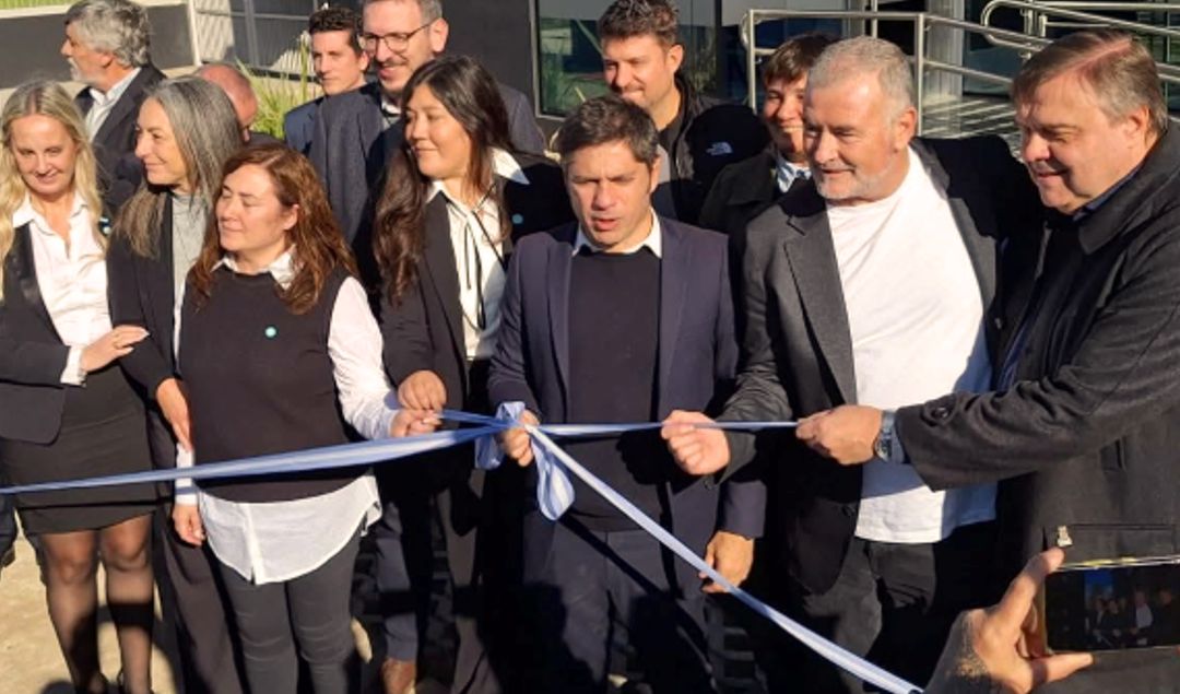 El gobernador de la provincia de Buenos Aires, Axel Kicillof, visitó este viernes la ciudad de Ramallo con motivo de la inauguración de una nueva sede del Banco Provincia. Durante la jornada estuvo acompañado por el intendente local, Mauro Poletti, junto a funcionarios provinciales y municipales que formaron parte de la comitiva oficial.