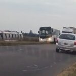 Momentos de tensión se vivieron hace instantes sobre la Ruta Nacional 188, a la altura de la localidad de Rojo, cuando un colectivo de la línea 500 de la empresa Vercelli, que realizaba el recorrido entre San Nicolás y Conesa, sufrió un despiste y terminó dentro de una zanja ubicada en un campo lindero a la ruta. El hecho ocurrió hace apenas unos minutos y generó una rápida movilización de los servicios de emergencia.