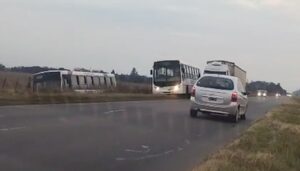 Momentos de tensión se vivieron hace instantes sobre la Ruta Nacional 188, a la altura de la localidad de Rojo, cuando un colectivo de la línea 500 de la empresa Vercelli, que realizaba el recorrido entre San Nicolás y Conesa, sufrió un despiste y terminó dentro de una zanja ubicada en un campo lindero a la ruta. El hecho ocurrió hace apenas unos minutos y generó una rápida movilización de los servicios de emergencia.