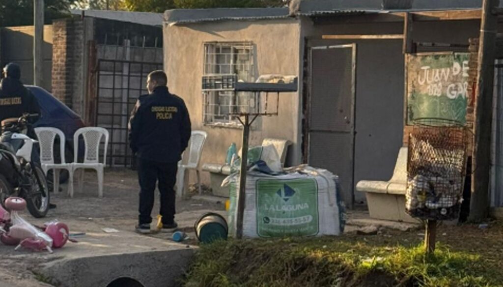 Una investigación iniciada meses atrás permitió desarticular dos puntos de venta de estupefacientes en San Nicolás y culminó con dos personas aprehendidas, el secuestro de más de 70 envoltorios de cocaína y diversos elementos de interés para la causa.