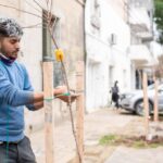 La Municipalidad de San Nicolás continúa desarrollando acciones destinadas a mejorar el entorno urbano y fortalecer el cuidado del medio ambiente. En este marco, se llevan adelante trabajos de plantación de árboles en distintos sectores de la ciudad, con el objetivo de ampliar los espacios verdes y contribuir a una mejor calidad de vida para los vecinos.