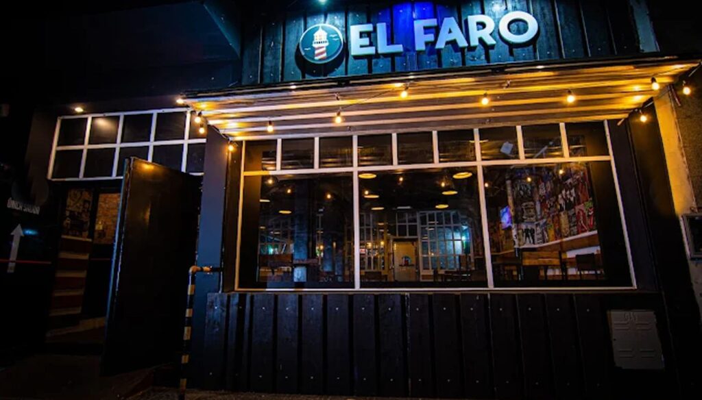 Lo que debía ser una noche de música y celebración para los fanáticos de Carlos "Indio" Solari terminó convirtiéndose en una experiencia amarga para una familia de San Nicolás, que denunció haber sido víctima de un robo y de hechos de violencia durante un recital homenaje realizado en el bar El Faro, ubicado en la esquina de Belgrano y Urquiza.