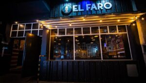 Lo que debía ser una noche de música y celebración para los fanáticos de Carlos "Indio" Solari terminó convirtiéndose en una experiencia amarga para una familia de San Nicolás, que denunció haber sido víctima de un robo y de hechos de violencia durante un recital homenaje realizado en el bar El Faro, ubicado en la esquina de Belgrano y Urquiza.