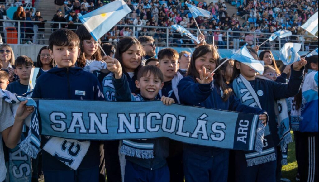 La bufanda oficial de San Nicolás se convirtió en un verdadero éxito entre vecinos y visitantes. A pocas días de su lanzamiento, el producto registra una demanda que superó todas las expectativas y ya quedan muy pocas unidades disponibles para la venta.
