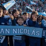 La bufanda oficial de San Nicolás se convirtió en un verdadero éxito entre vecinos y visitantes. A pocas días de su lanzamiento, el producto registra una demanda que superó todas las expectativas y ya quedan muy pocas unidades disponibles para la venta.