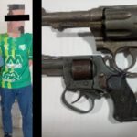Un hombre de 25 años fue aprehendido en San Nicolás luego de una investigación iniciada por el robo de una motocicleta. Durante un allanamiento realizado por personal del Grupo Táctico Operativo (GTO) de la Comisaría Tercera, los efectivos hallaron dos armas de fuego y municiones, por lo que el sospechoso quedó imputado por robo y tenencia ilegal de arma de guerra.