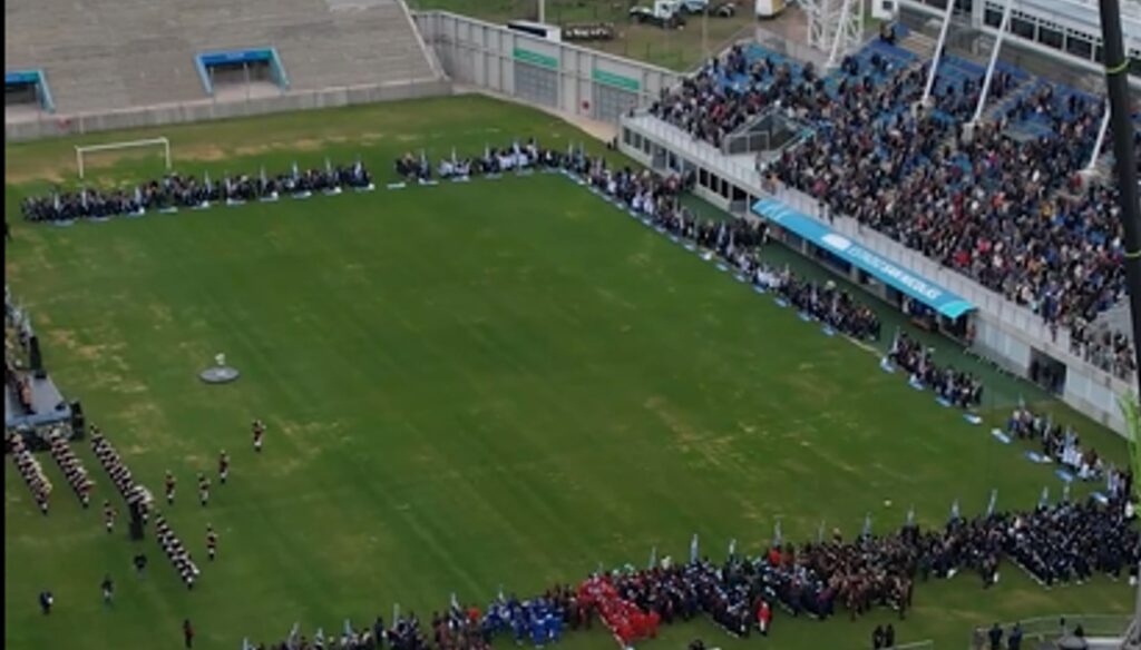 El próximo 27 de junio, a partir de las 15:00, el Estadio San Nicolás será nuevamente el escenario de una de las ceremonias más emotivas del calendario escolar y patriótico de la ciudad. Miles de alumnos de 4° año de las escuelas primarias participarán de la tradicional Promesa de Lealtad a la Bandera, acompañados por sus familias y docentes.