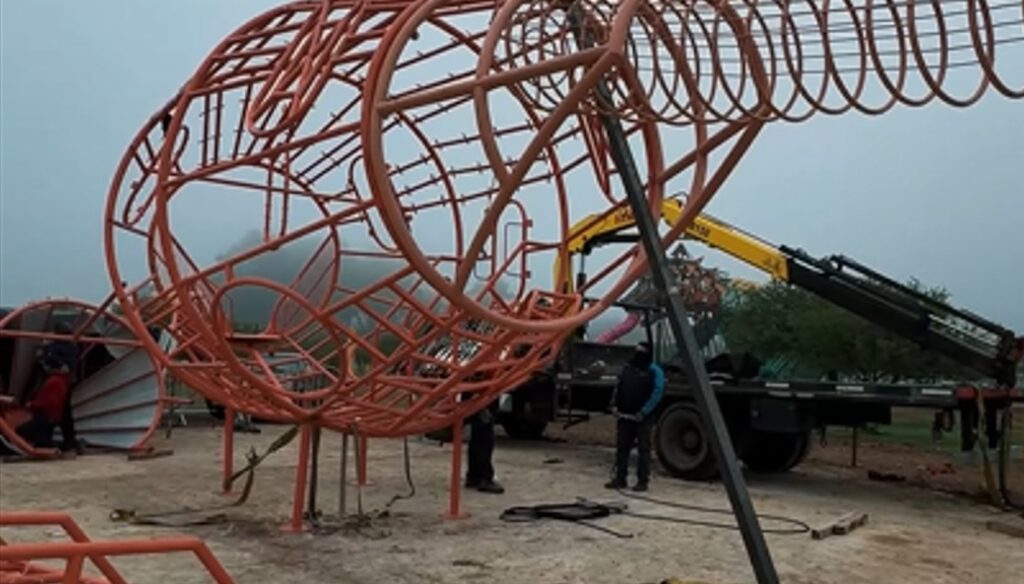 La zona del Yaguarón continúa viviendo una importante transformación y cada vez falta menos para que vecinos y visitantes puedan disfrutar de un espacio totalmente renovado. En los últimos días avanzaron los trabajos de instalación de nuevas figuras que formarán parte de este tradicional paseo recreativo, uno de los lugares más elegidos por las familias.