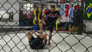 "No tiene chances conmigo", disparó Axel Díaz, el experimentado rosarino especialista en Muay Thai. La respuesta de Franco "El Lobo" Tombolesi no tardó en llegar: "Esto no es Muay Thai, esto es MMA. Si cree que con una sola disciplina le alcanza para ganarme, le deseo mucha suerte porque va a necesitar mucho más que eso". Con estas declaraciones cruzadas, la pelea ya comenzó mucho antes de sonar la campana y promete un verdadero choque de estilos el próximo domingo 28 de junio en San Pedro.