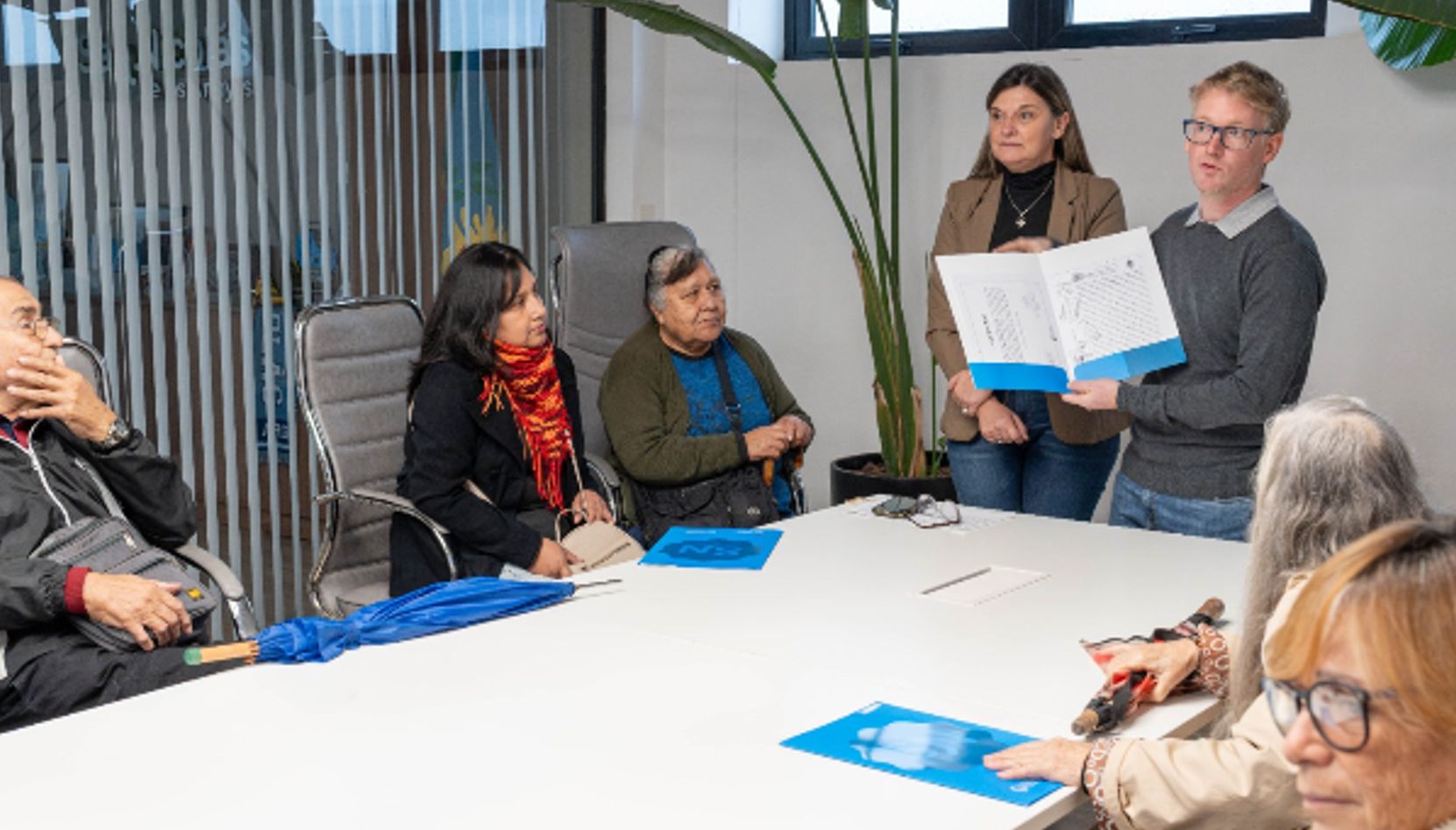 Un total de 13 familias de San Nicolás vivieron una jornada cargada de emoción al recibir la escritura definitiva de sus viviendas, un documento fundamental que les brinda la tranquilidad y la seguridad jurídica de convertirse en propietarios plenos de sus hogares.