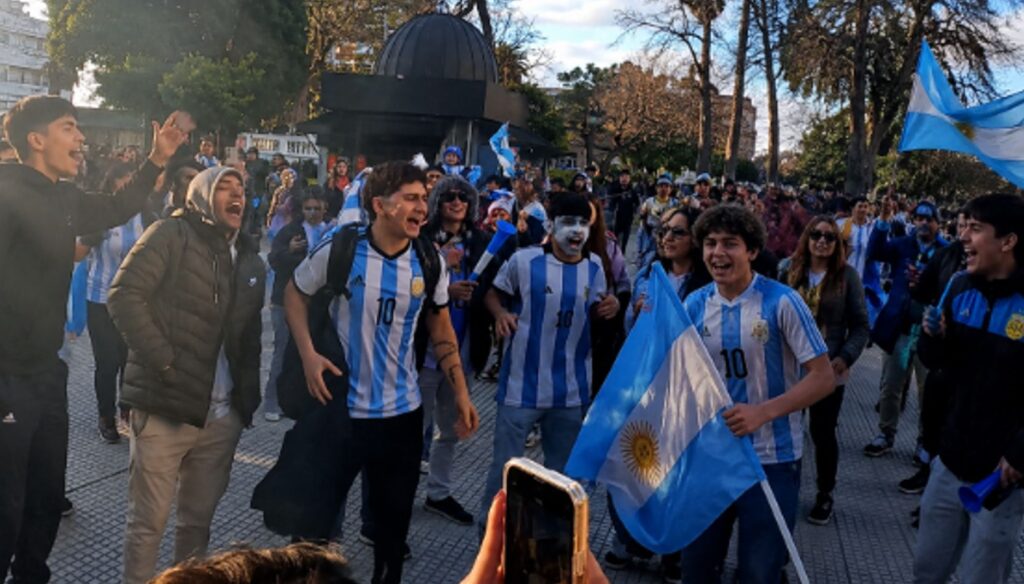 Una vez más, la Plaza Mitre se convirtió en el punto de encuentro elegido por los nicoleños para celebrar una alegría futbolera. Tras la victoria de la Selección Argentina frente a Austria, cientos de vecinos comenzaron a acercarse al tradicional espacio público para compartir el festejo y expresar su entusiasmo por el nuevo triunfo albiceleste.