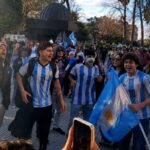 Una vez más, la Plaza Mitre se convirtió en el punto de encuentro elegido por los nicoleños para celebrar una alegría futbolera. Tras la victoria de la Selección Argentina frente a Austria, cientos de vecinos comenzaron a acercarse al tradicional espacio público para compartir el festejo y expresar su entusiasmo por el nuevo triunfo albiceleste.