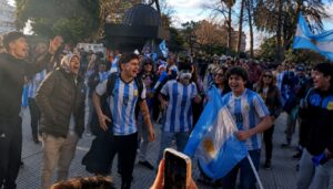 Una vez más, la Plaza Mitre se convirtió en el punto de encuentro elegido por los nicoleños para celebrar una alegría futbolera. Tras la victoria de la Selección Argentina frente a Austria, cientos de vecinos comenzaron a acercarse al tradicional espacio público para compartir el festejo y expresar su entusiasmo por el nuevo triunfo albiceleste.