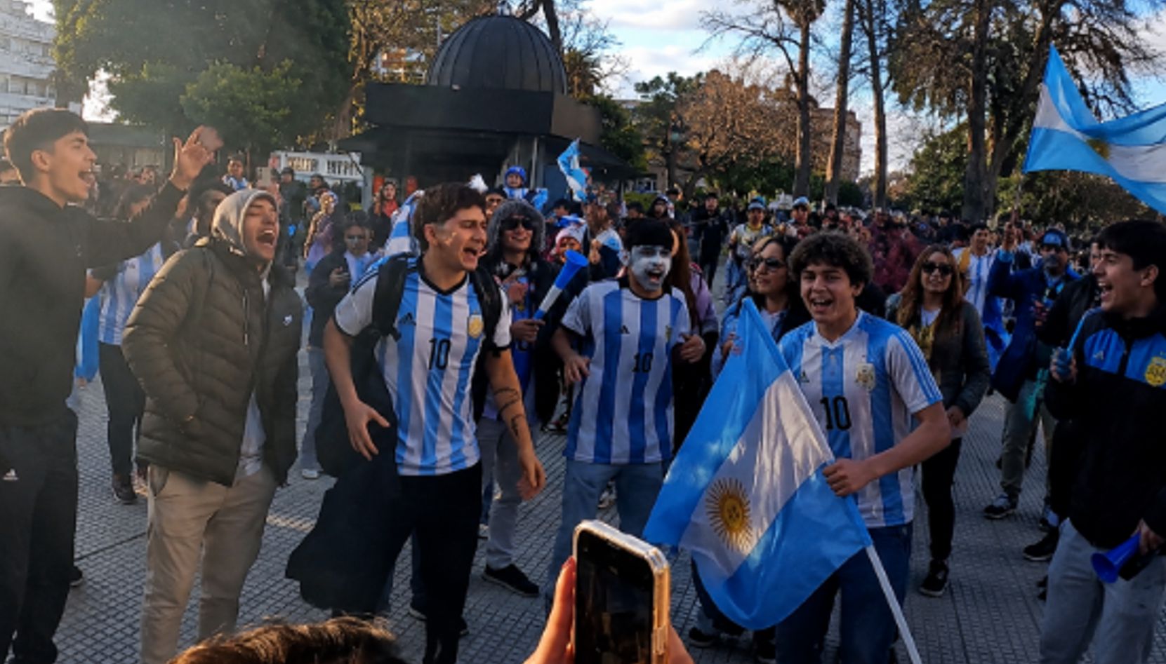 Una vez más, la Plaza Mitre se convirtió en el punto de encuentro elegido por los nicoleños para celebrar una alegría futbolera. Tras la victoria de la Selección Argentina frente a Austria, cientos de vecinos comenzaron a acercarse al tradicional espacio público para compartir el festejo y expresar su entusiasmo por el nuevo triunfo albiceleste.