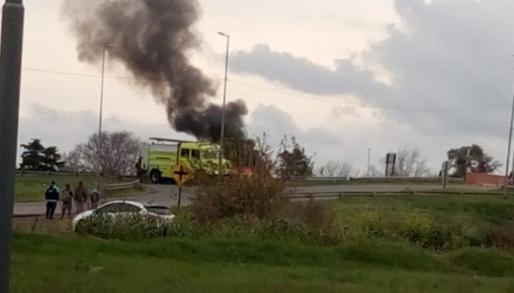 Momentos de tensión se vivieron este miércoles en uno de los principales accesos a San Nicolás, cuando un automóvil se incendió por causas que aún se encuentran bajo investigación. El hecho ocurrió en la zona de la autopista y Avenida Presidente Juan Domingo Perón, generando preocupación entre los automovilistas que circulaban por el lugar.
