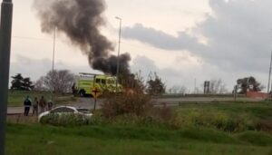 Momentos de tensión se vivieron este miércoles en uno de los principales accesos a San Nicolás, cuando un automóvil se incendió por causas que aún se encuentran bajo investigación. El hecho ocurrió en la zona de la autopista y Avenida Presidente Juan Domingo Perón, generando preocupación entre los automovilistas que circulaban por el lugar.