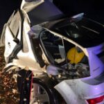 Un trágico accidente de tránsito ocurrido durante la madrugada de este lunes conmociona a las comunidades de Ramallo y San Nicolás. Dos personas oriundas de Ramallo perdieron la vida luego de que el automóvil en el que viajaban se despistara y terminara impactando violentamente contra un árbol en el denominado Camino de la Costa.