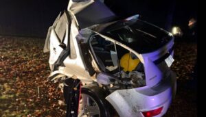 Un trágico accidente de tránsito ocurrido durante la madrugada de este lunes conmociona a las comunidades de Ramallo y San Nicolás. Dos personas oriundas de Ramallo perdieron la vida luego de que el automóvil en el que viajaban se despistara y terminara impactando violentamente contra un árbol en el denominado Camino de la Costa.