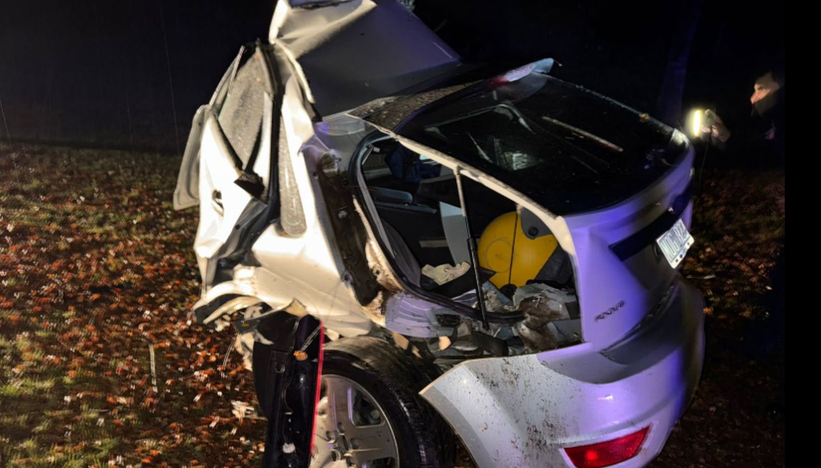 Un trágico accidente de tránsito ocurrido durante la madrugada de este lunes conmociona a las comunidades de Ramallo y San Nicolás. Dos personas oriundas de Ramallo perdieron la vida luego de que el automóvil en el que viajaban se despistara y terminara impactando violentamente contra un árbol en el denominado Camino de la Costa.