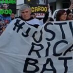 Familiares, amigos y vecinos de San Nicolás realizaron este jueves una movilización por el centro de la ciudad para exigir justicia por Ricardo Batel y reclamar el pronto esclarecimiento de las circunstancias que rodearon su muerte. La marcha contó con una importante participación de personas que acompañaron el pedido de la familia para que los responsables sean identificados y llevados ante la Justicia.