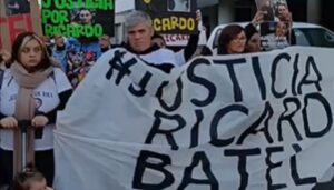 Familiares, amigos y vecinos de San Nicolás realizaron este jueves una movilización por el centro de la ciudad para exigir justicia por Ricardo Batel y reclamar el pronto esclarecimiento de las circunstancias que rodearon su muerte. La marcha contó con una importante participación de personas que acompañaron el pedido de la familia para que los responsables sean identificados y llevados ante la Justicia.