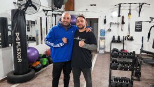 El peleador nicoleño de MMA Franco “El Lobo” Tombolesi continúa reforzando su preparación de cara a uno de los desafíos más exigentes de su carrera. En las últimas horas se confirmó la incorporación del profesor de Educación Física Lucas Vigo al equipo de trabajo del atleta, con el objetivo de potenciar aún más su rendimiento físico antes de su próxima presentación.