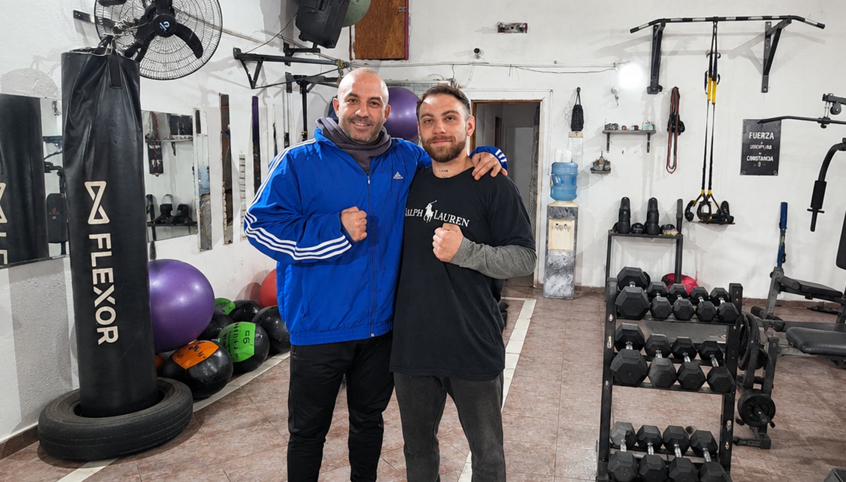 El peleador nicoleño de MMA Franco “El Lobo” Tombolesi continúa reforzando su preparación de cara a uno de los desafíos más exigentes de su carrera. En las últimas horas se confirmó la incorporación del profesor de Educación Física Lucas Vigo al equipo de trabajo del atleta, con el objetivo de potenciar aún más su rendimiento físico antes de su próxima presentación.