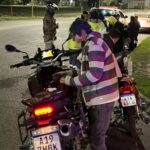 En el marco de las acciones preventivas impulsadas por la Jefatura Departamental San Nicolás, se llevó adelante un importante Mega Operativo de Saturación en distintos barrios de la zona sur de la ciudad. El procedimiento se desarrolló en los barrios 9 de Julio, San Eduardo, Trípoli, Avambaé e IVBA, donde las fuerzas de seguridad desplegaron un amplio dispositivo de control e identificación.