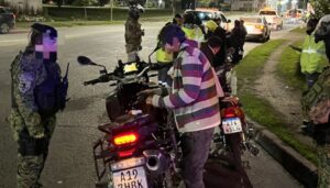 En el marco de las acciones preventivas impulsadas por la Jefatura Departamental San Nicolás, se llevó adelante un importante Mega Operativo de Saturación en distintos barrios de la zona sur de la ciudad. El procedimiento se desarrolló en los barrios 9 de Julio, San Eduardo, Trípoli, Avambaé e IVBA, donde las fuerzas de seguridad desplegaron un amplio dispositivo de control e identificación.