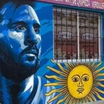 La pasión por el fútbol y el recuerdo de la histórica consagración de la Selección Argentina siguen más vigentes que nunca. A pocos días de la disputa de un nuevo Mundial, San Nicolás suma una imponente obra de arte urbana dedicada a Lionel Messi y la Copa del Mundo, dos símbolos que marcaron para siempre la historia del deporte argentino.