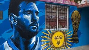 La pasión por el fútbol y el recuerdo de la histórica consagración de la Selección Argentina siguen más vigentes que nunca. A pocos días de la disputa de un nuevo Mundial, San Nicolás suma una imponente obra de arte urbana dedicada a Lionel Messi y la Copa del Mundo, dos símbolos que marcaron para siempre la historia del deporte argentino.