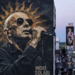 La reciente propuesta impulsada por fanáticos nicoleños del Indio Solari abrió un intenso debate en las redes sociales. La iniciativa plantea reemplazar el emblemático mural ubicado en la casi esquina Mitre y Urquiza por una imagen del histórico referente del rock nacional, fallecido recientemente y considerado por muchos como uno de los artistas más influyentes de la música argentina.