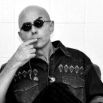El rock argentino atraviesa una de las jornadas más tristes de su historia. En la madrugada de este viernes falleció Carlos Alberto Solari, más conocido como el Indio Solari, a los 77 años. El emblemático cantante y compositor luchaba desde hacía años contra la enfermedad de Parkinson, afección que lo había obligado a alejarse de los escenarios y reducir sus apariciones públicas.
