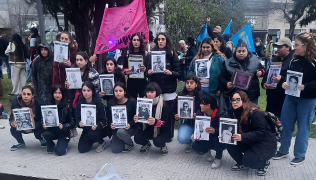 Miles de mujeres se movilizaron este miercoles por las calles céntricas de San Nicolás en el marco de una nueva jornada de concientización y reclamo contra la violencia de género. La convocatoria culminó en Plaza Mitre, donde se desarrollaron distintas actividades para conmemorar los 11 años del movimiento Ni Una Menos.