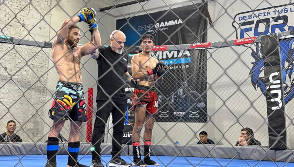 Franco "El Lobo" Tombolesi volvió a demostrar por qué es una de las grandes promesas de las artes marciales mixtas de San Nicolás. El peleador nicoleño logró una heroica victoria en Rosario luego de aceptar una pelea con apenas dos días de anticipación, enfrentando a un rival que lo superaba ampliamente en experiencia y cantidad de combates disputados.