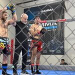 Franco "El Lobo" Tombolesi volvió a demostrar por qué es una de las grandes promesas de las artes marciales mixtas de San Nicolás. El peleador nicoleño logró una heroica victoria en Rosario luego de aceptar una pelea con apenas dos días de anticipación, enfrentando a un rival que lo superaba ampliamente en experiencia y cantidad de combates disputados.